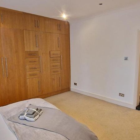Action Packed Local 3Br 1 Mins Walk To Everything Apartamento Londres Exterior foto