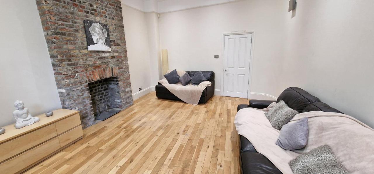 Action Packed Local 3Br 1 Mins Walk To Everything Apartamento Londres Exterior foto