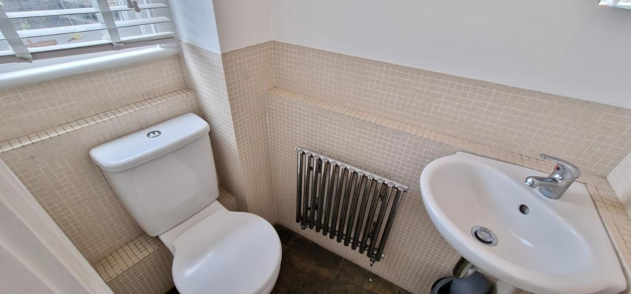 Action Packed Local 3Br 1 Mins Walk To Everything Apartamento Londres Exterior foto