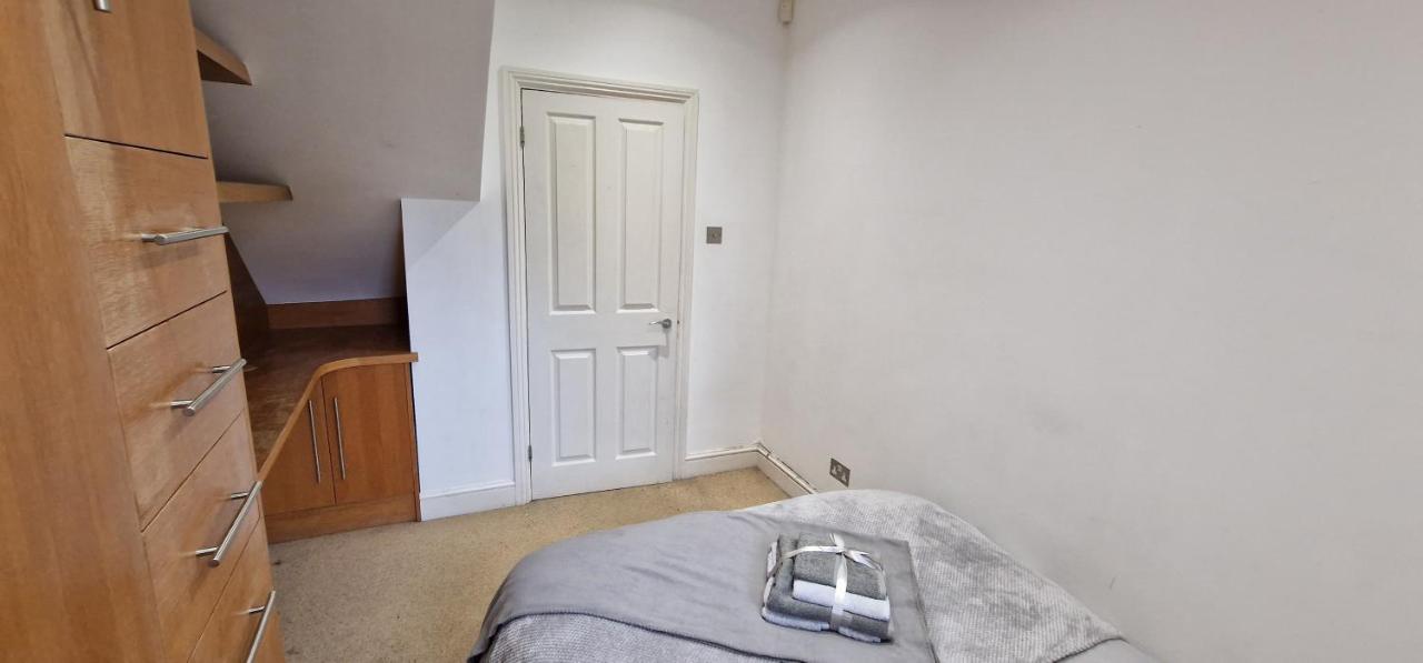 Action Packed Local 3Br 1 Mins Walk To Everything Apartamento Londres Exterior foto